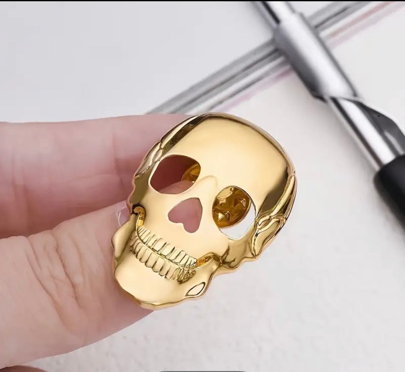 Skull pin
